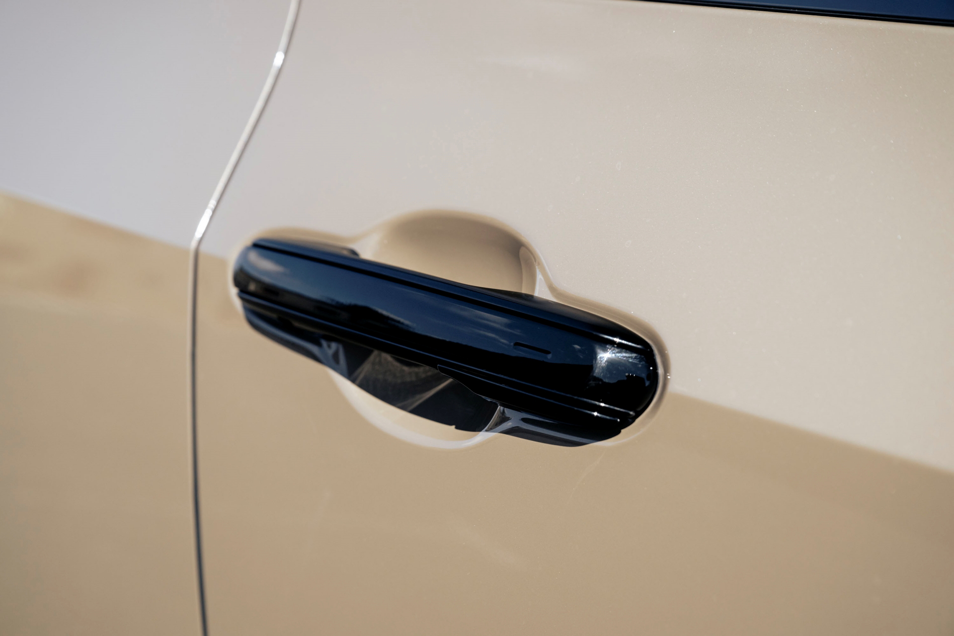 Manija de puerta del Lexus NX 350h Overtrail, diseño y calidad premium.