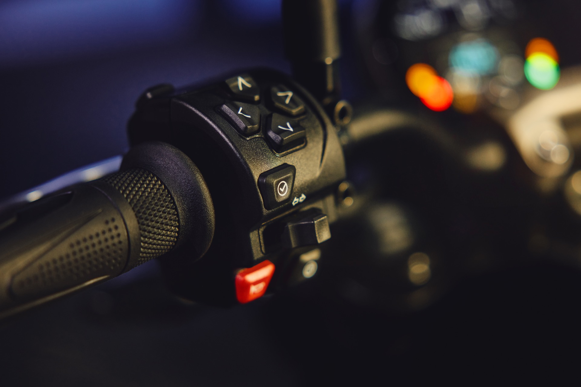 Vista cercana del manillar de la Triumph Trident 660, detalles y acabados.