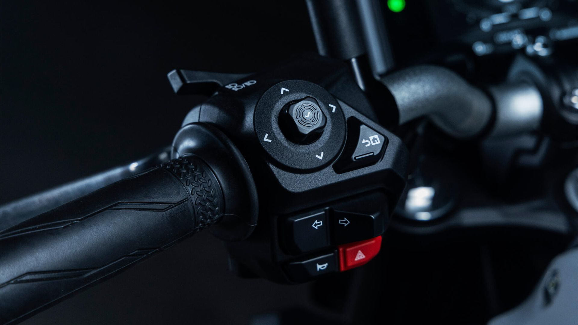 Vista cercana del manillar de la Yamaha MT-07, destacando su ergonomía y acabados.