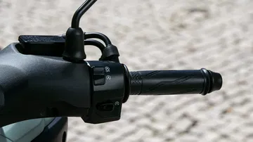 Vista cercana del manillar de la Yamaha Tricity, enfatizando ergonomía y diseño.