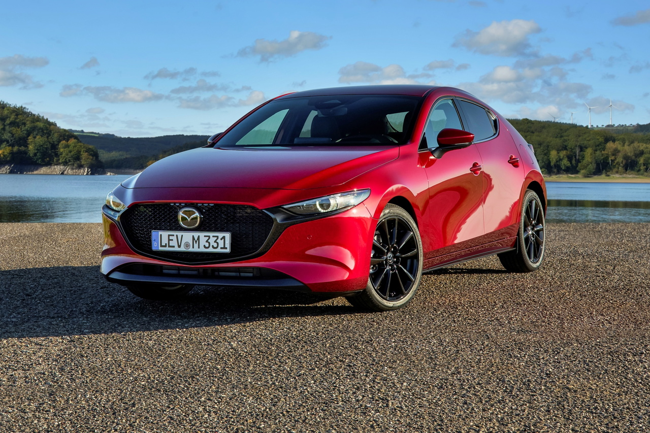 Vista dinámica del Mazda 3 2025, destacando su diseño y aerodinámica