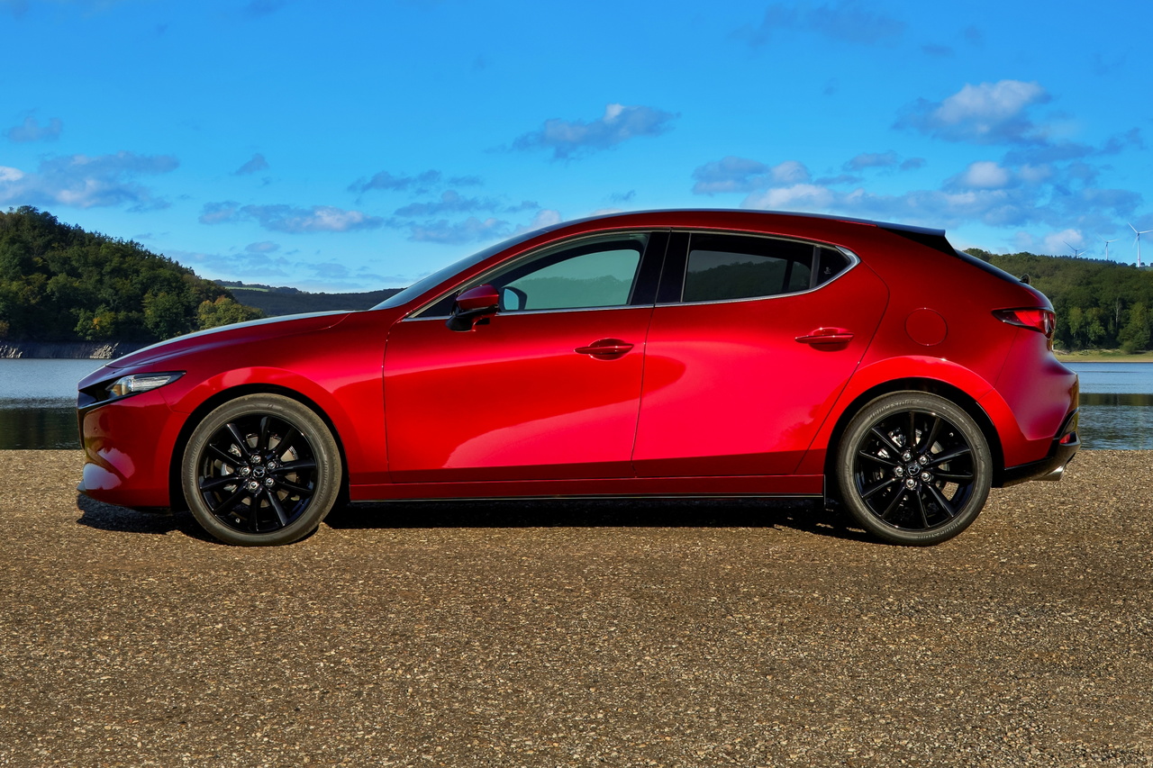 Vista lateral Mazda 3 2025 revelando líneas fluidas y diseño athletico.