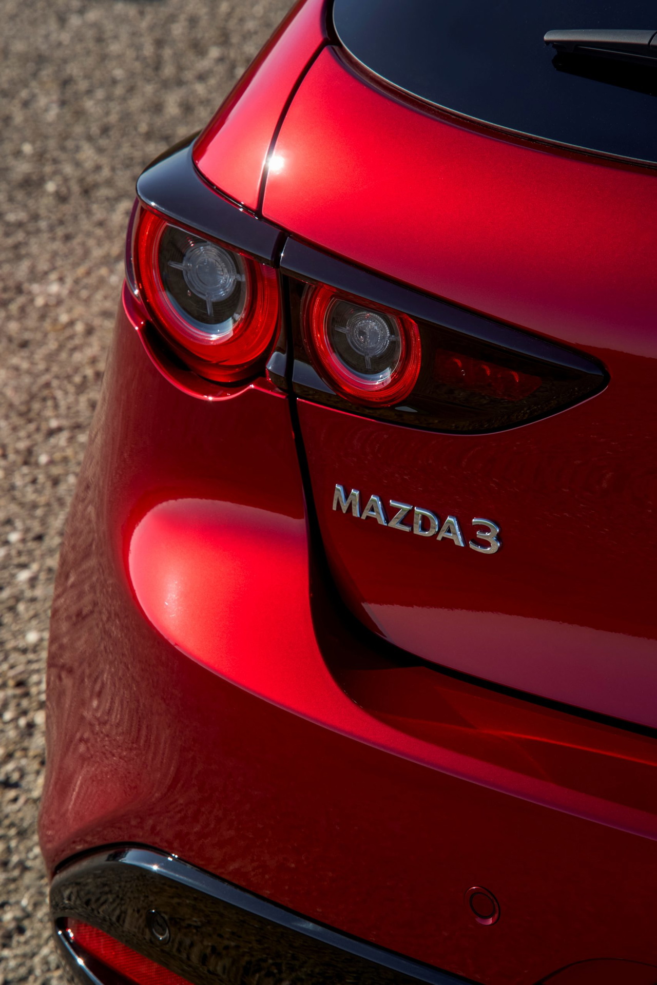 Vista trasera del Mazda 3 destacando sus faros y líneas de diseño