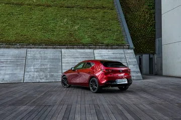 Imagen del Mazda 3 2025 mostrando su l&iacute;nea trasera y lateral en detalle