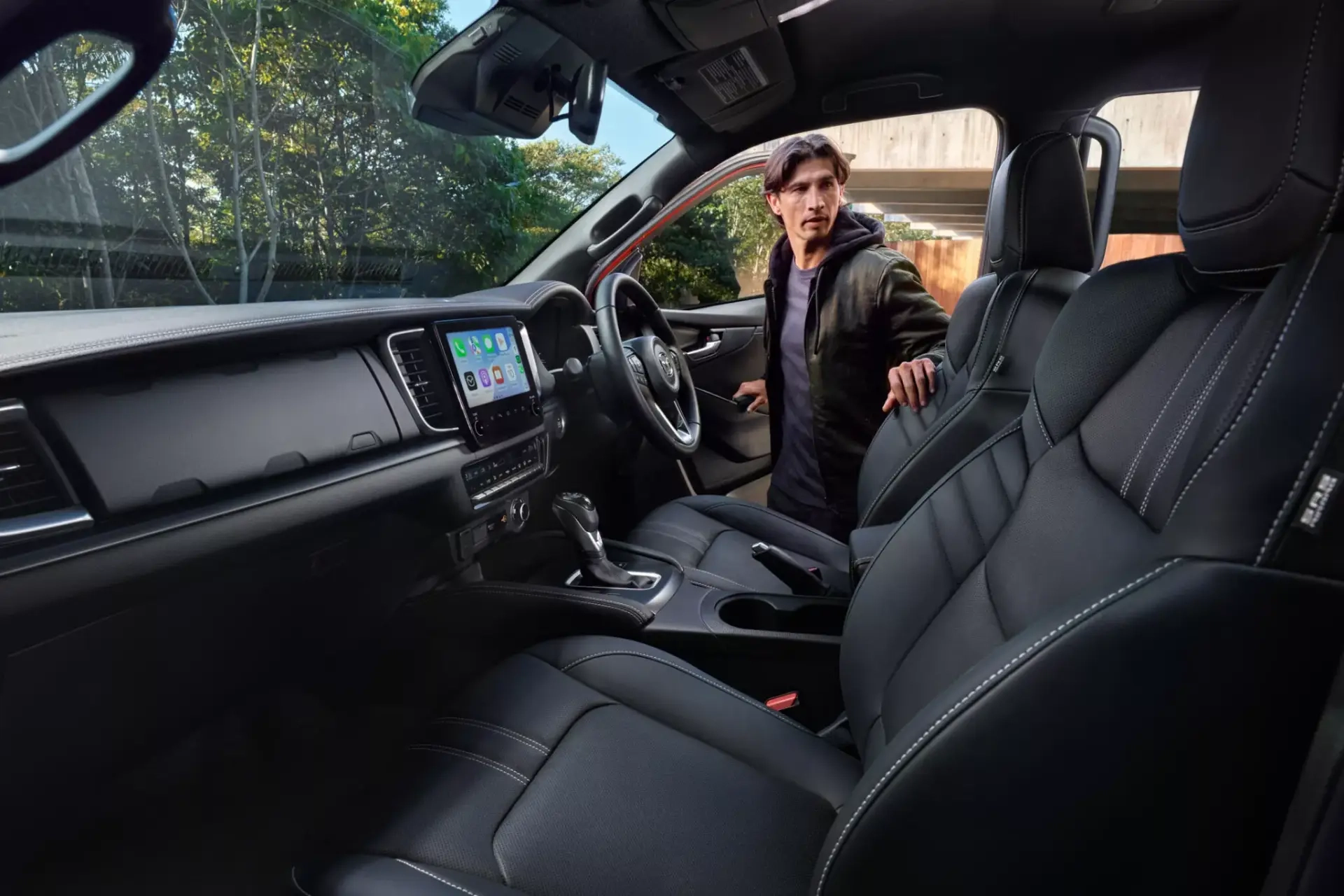 Vista detallada del habitáculo Mazda BT-50, acabados premium.