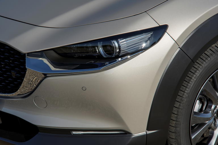 Vista dinámica que muestra el diseño fluido y moderno del Mazda CX-30. Vista dinámica que muestra el diseño fluido y moderno del Mazda CX-30.
