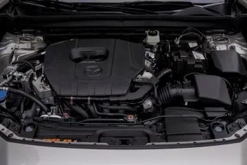 Vista detallada del motor 2.5 de gasolina del Mazda CX-30, eficiencia y potencia. Vista detallada del motor 2.5 de gasolina del Mazda CX-30, eficiencia y potencia.