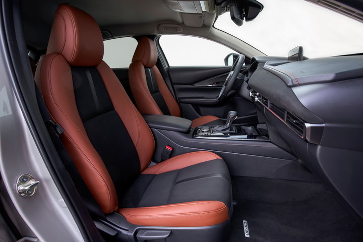 Asientos en piel roja con acabados premium del Mazda CX-30 2025. Asientos en piel roja con acabados premium del Mazda CX-30 2025.