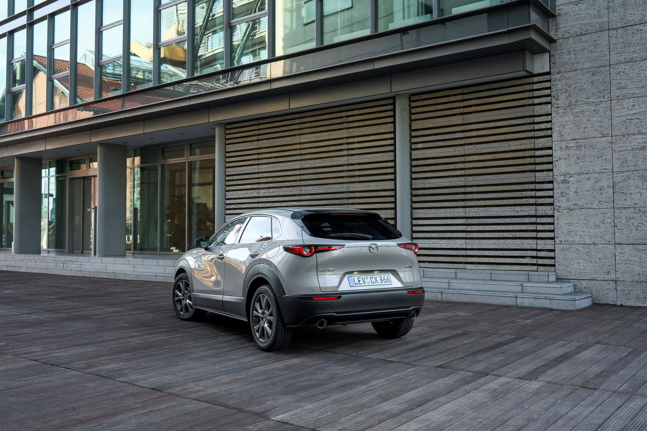 Vista trasera y lateral del Mazda CX-30, destaca diseño y acabados.