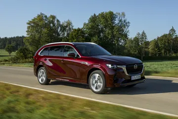 Vista lateral Mazda CX-80 resalta su diseño elegante y robusto