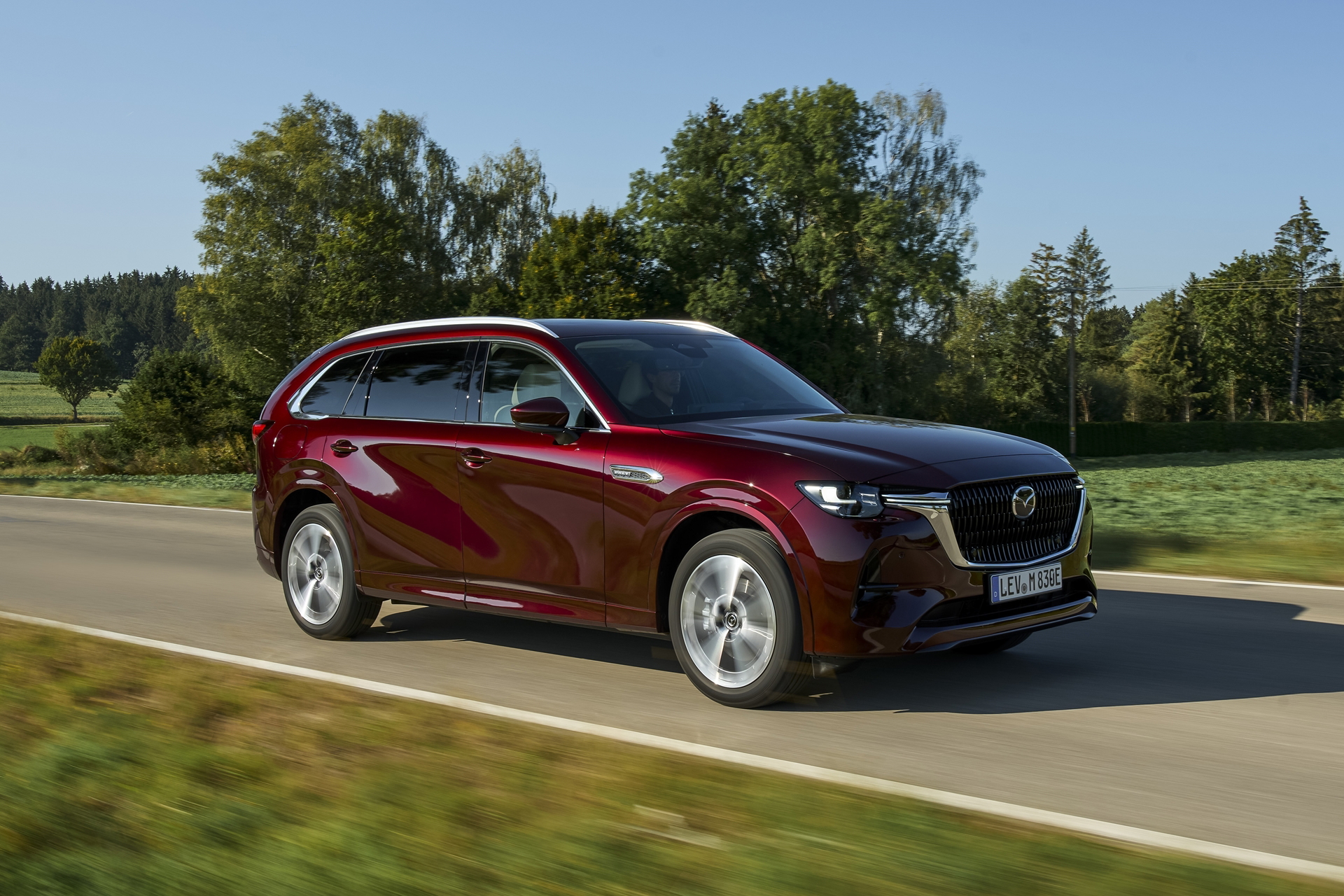 Vista lateral Mazda CX-80 resalta su diseño elegante y robusto