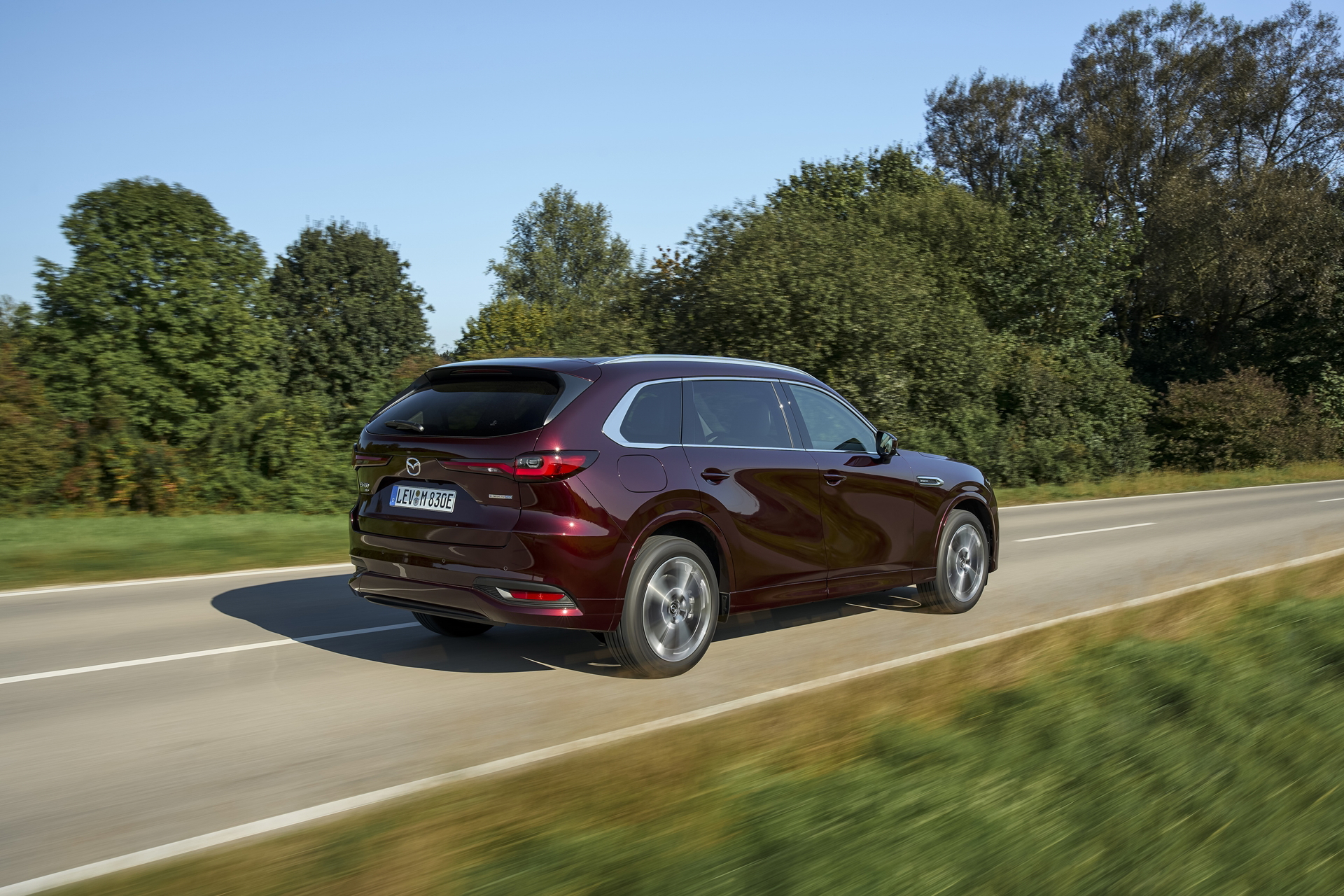 Vista trasera y lateral del Mazda CX-80, destacando su diseño elegante.