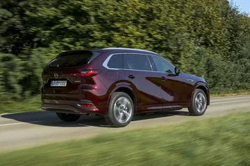 Vista dinámica del Mazda CX-80 resaltando su diseño y porte