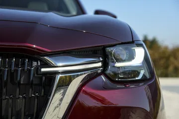 Vista en detalle del imponente faro delantero del Mazda CX-80 2025