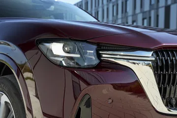 Vista en detalle de la innovadora iluminación del Mazda CX-80 2025.