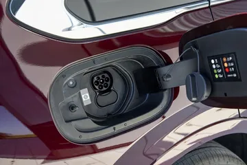 Detalle de la toma de combustible del Mazda CX-80 2025