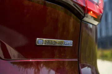 Detalle insignia Mazda CX-80, reflejando calidad y diseño.