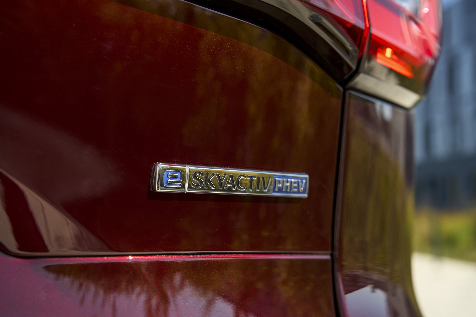 Detalle insignia Mazda CX-80, reflejando calidad y diseño.
