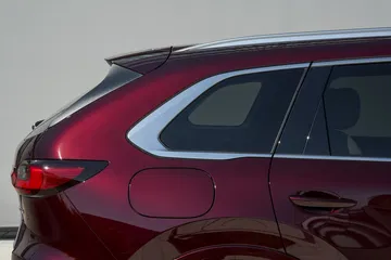 Vista lateral del Mazda CX-80, resaltando su línea de diseño.