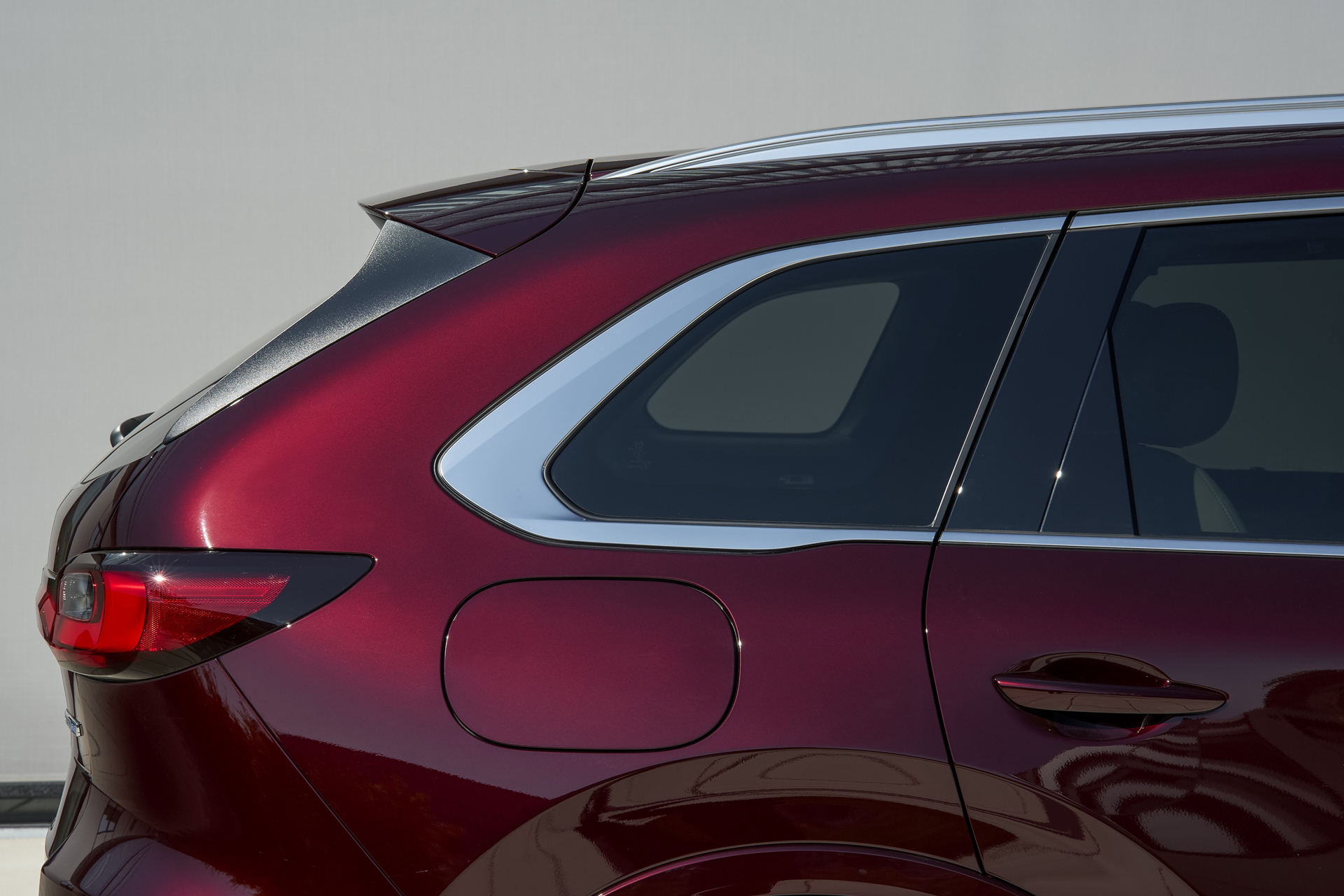 Vista lateral del Mazda CX-80, resaltando su línea de diseño.