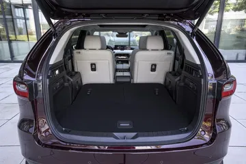 Amplio maletero del Mazda CX-80 con opción a 6 o 7 plazas.