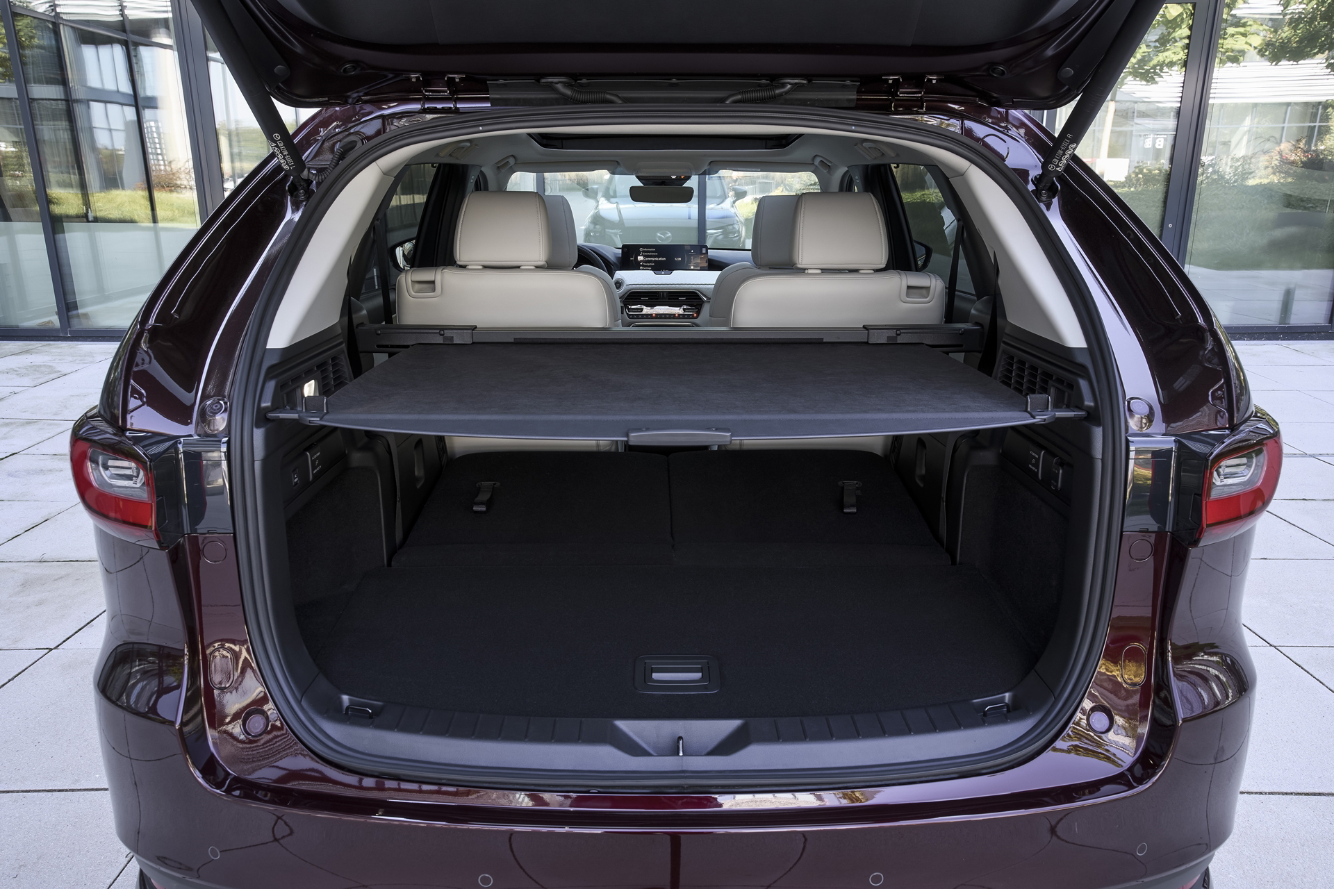Amplio maletero del Mazda CX-80, ideal para familias numerosas o largos viajes.