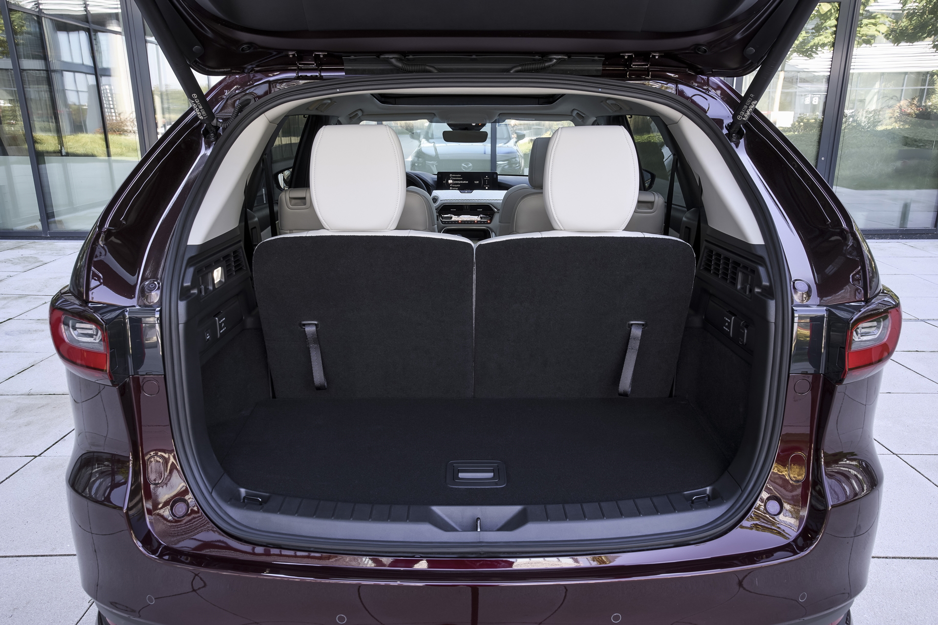 Amplio maletero Mazda CX-80 con asientos abatibles y configuración versátil