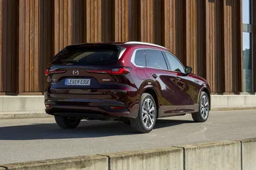 Vista trasera y lateral de un Mazda CX-80, mostrando su diseño y tamaño.