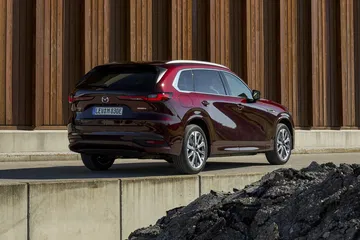 Vista trasera y lateral del Mazda CX-80, gran alternativa al segmento SUV premium.