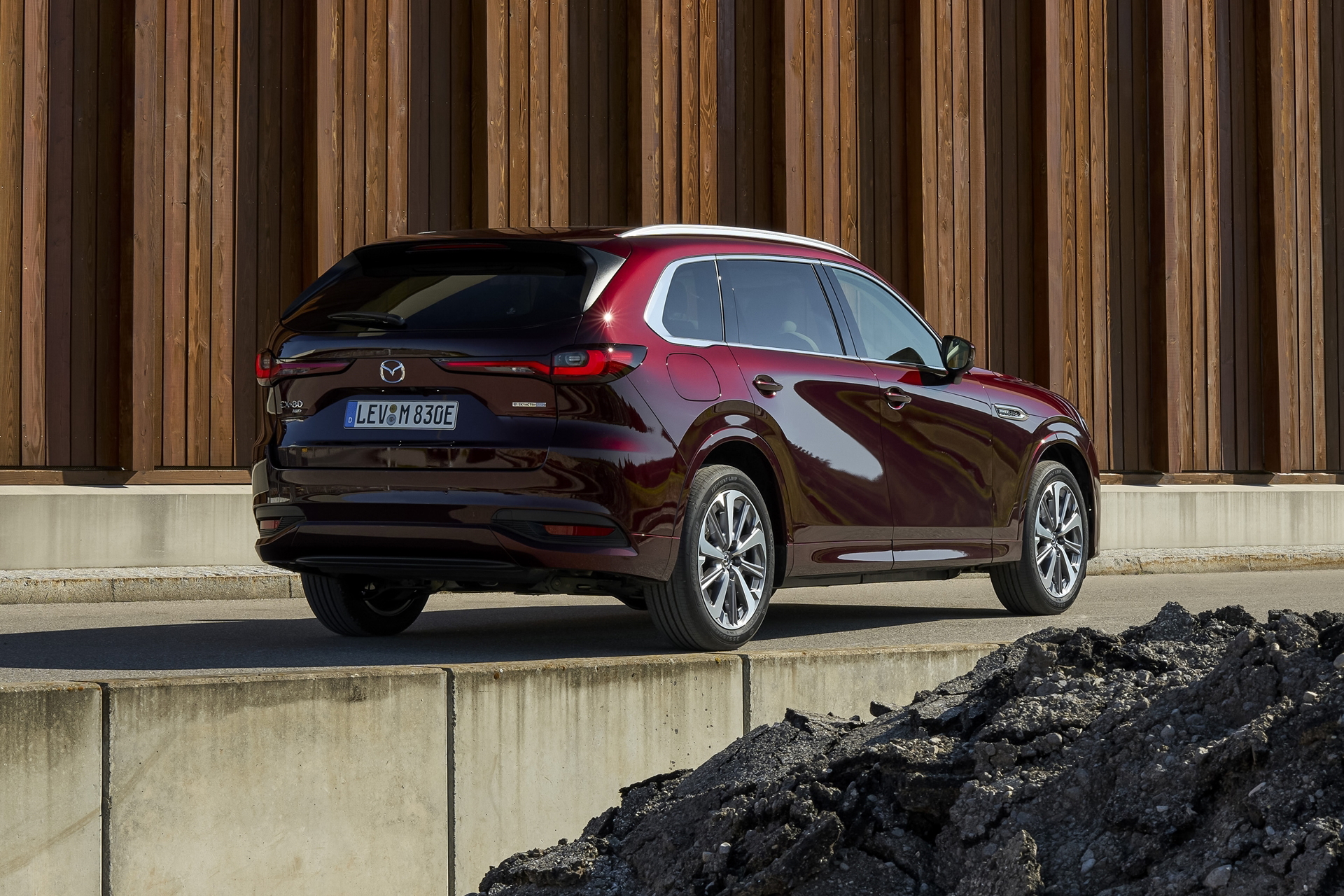 Vista trasera y lateral del Mazda CX-80, gran alternativa al segmento SUV premium.