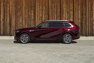 Vista lateral Mazda CX-80 2025, diseño sofisticado y elegancia dinámica.