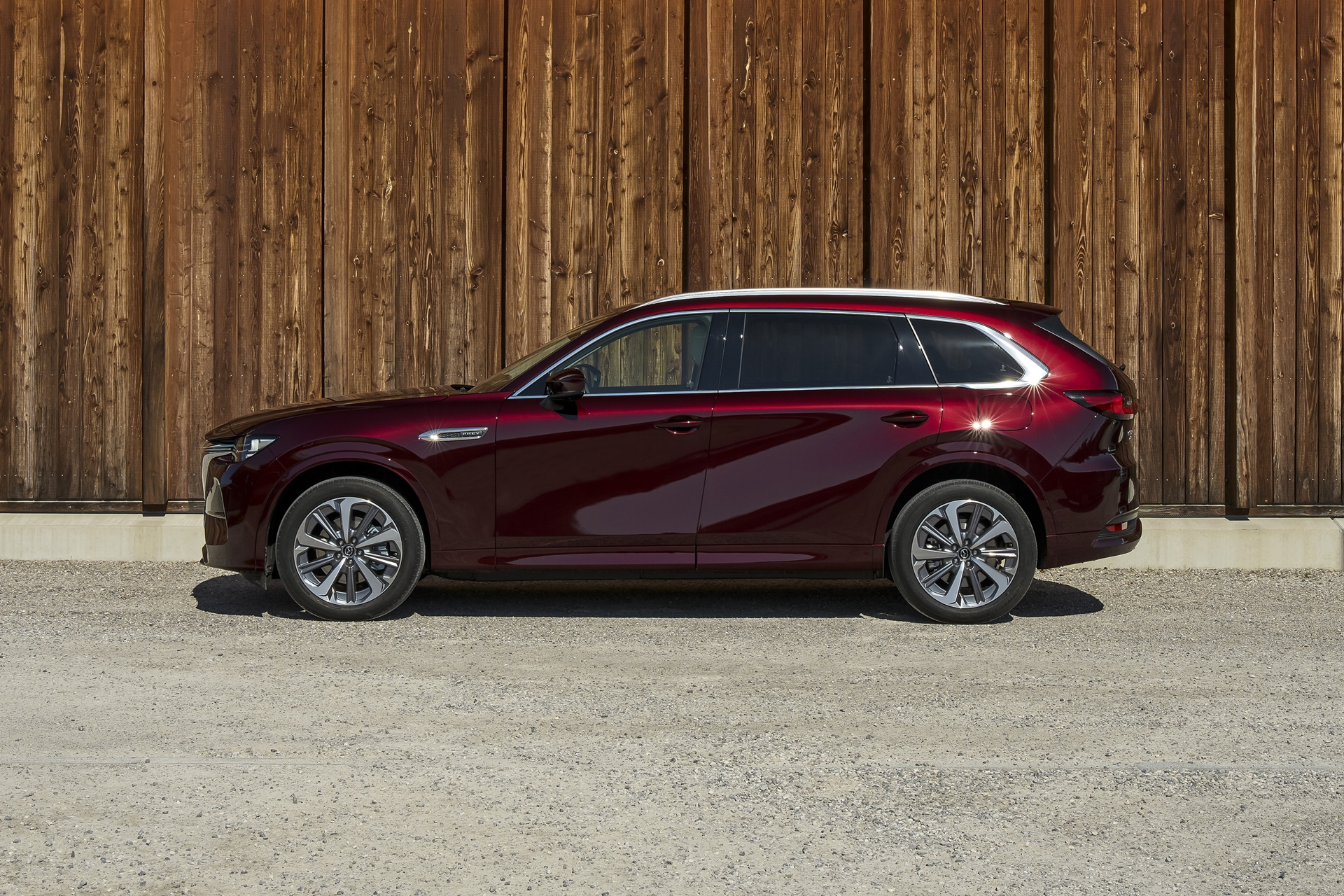 Vista lateral Mazda CX-80 2025, diseño sofisticado y elegancia dinámica.