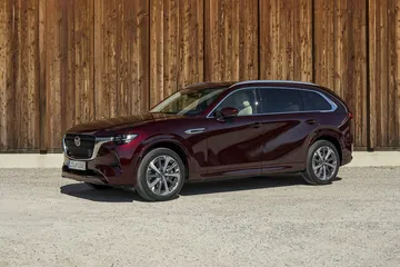 Vista lateral Mazda CX-80 2025, realzando su elegancia y diseño.