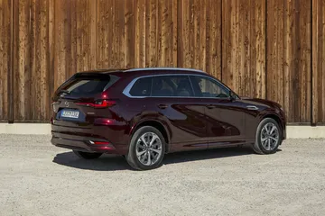 Vista lateral del Mazda CX-80 2025, mostrando su diseño elegante y deportivo.