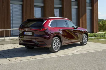 Trasera y perfil del Mazda CX-80, competencia directa del BMW X5.