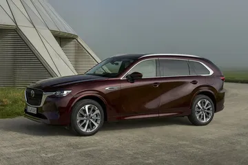 Vista lateral del Mazda CX-80, destacando su diseño y proporciones.
