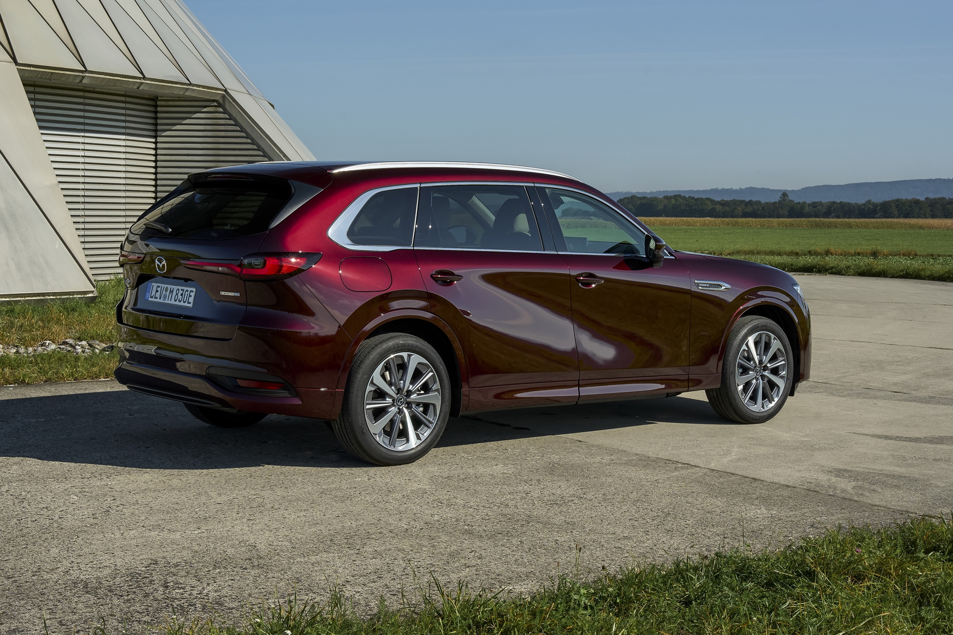 Vista lateral del Mazda CX-80 2025 muestra su elegante silueta.