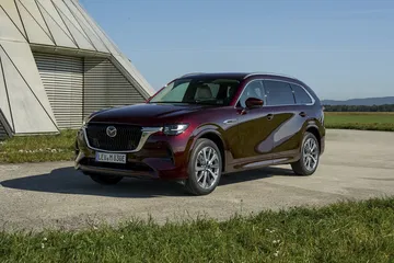 Vista lateral dinámica del Mazda CX-80, emana robustez y diseño.