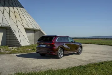 El Mazda CX-80 luce un diseño lateral elegante, ofreciendo una visión clara de su silueta