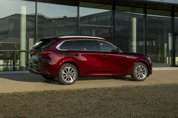 Vista trasera y lateral del Mazda CX-80, destacando su diseño y proporciones