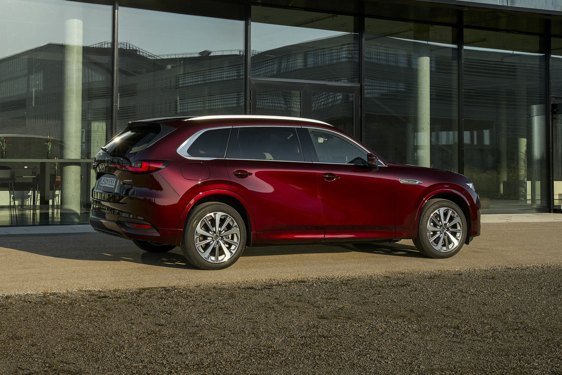 Vista trasera y lateral del Mazda CX-80, destacando su diseño y proporciones