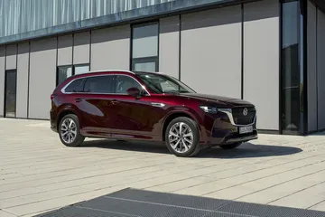 Mazda CX-80 2025, ángulo lateral muestra líneas dinámicas y diseño contemporáneo