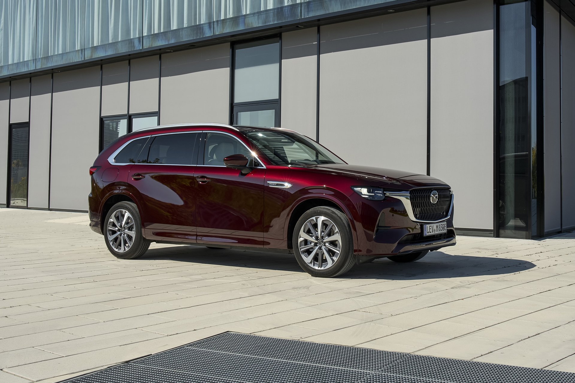 Mazda CX-80 2025, ángulo lateral muestra líneas dinámicas y diseño contemporáneo