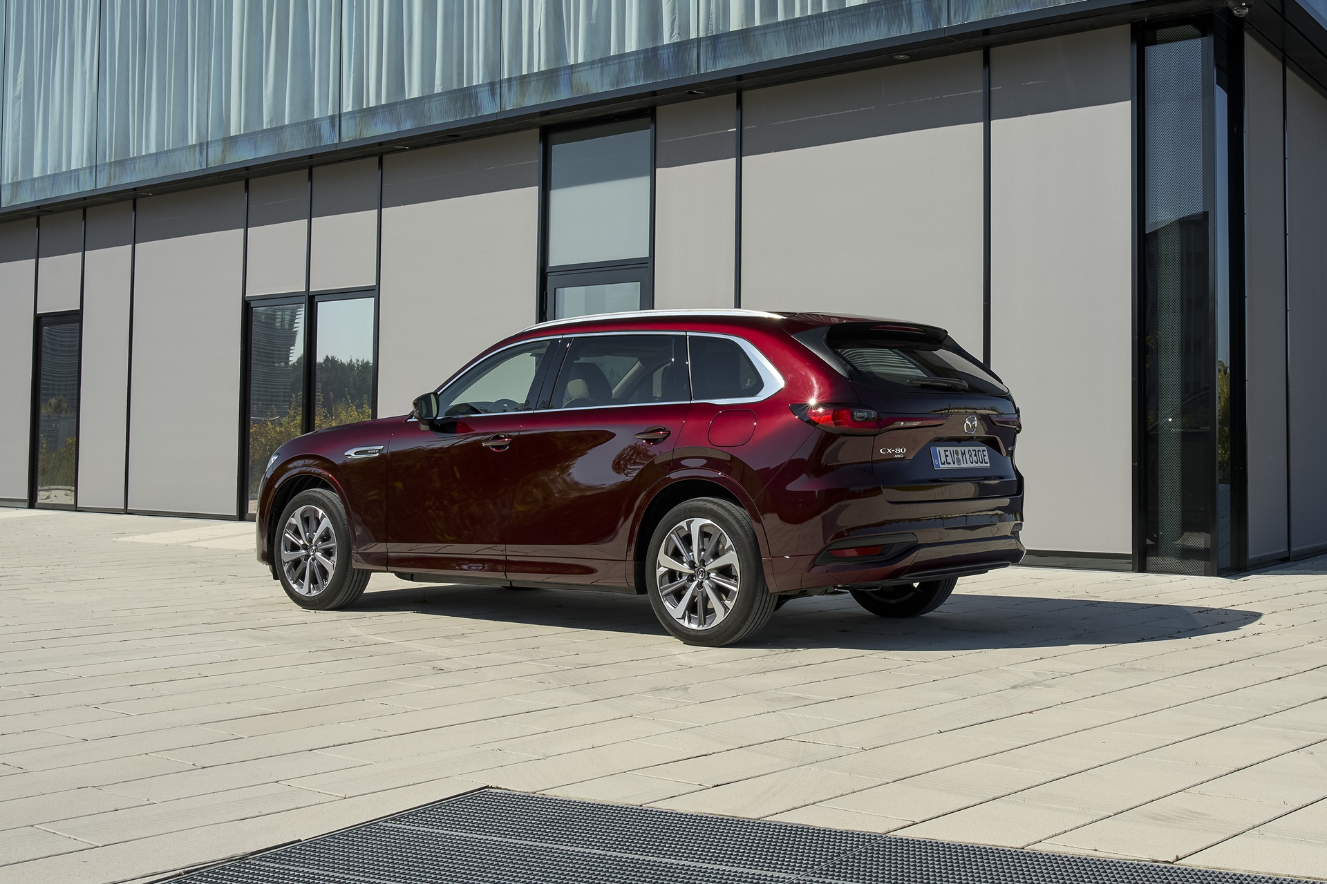 Vista lateral del Mazda CX-80 2025 que destaca su perfil elegante y robusto.