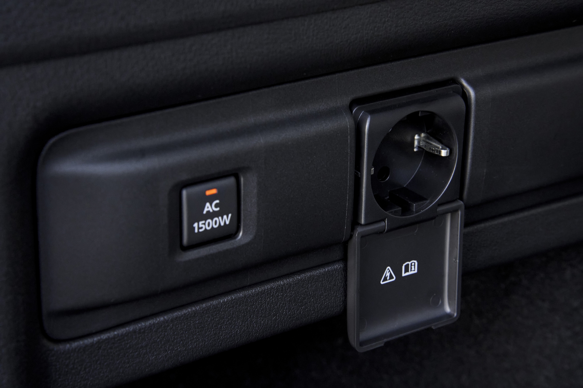 Tomas USB y controles climatización en la segunda fila del Mazda CX-80.