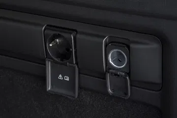 Vista detallada de la ergonomía y estética de los mandos del Mazda CX-80.