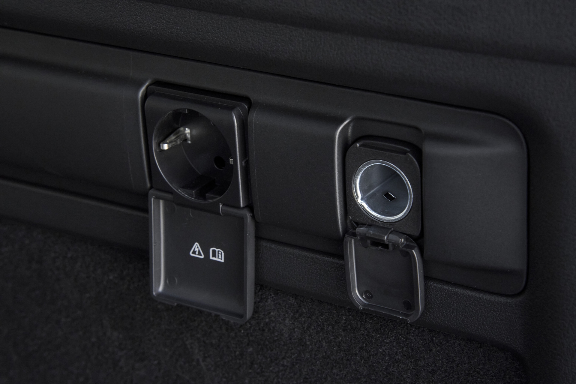 Vista detallada de la ergonomía y estética de los mandos del Mazda CX-80.