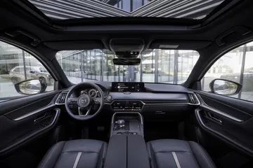 Vista interior trasera del Mazda CX-80 2025, destacando su espacio y comodidad.
