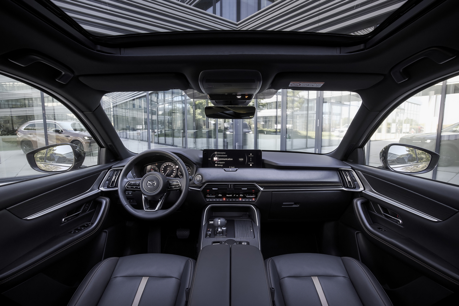 Vista interior trasera del Mazda CX-80 2025, destacando su espacio y comodidad.