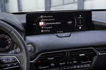 Pantalla digital de instrumentación del Mazda CX-80, con diseño claro y moderno.